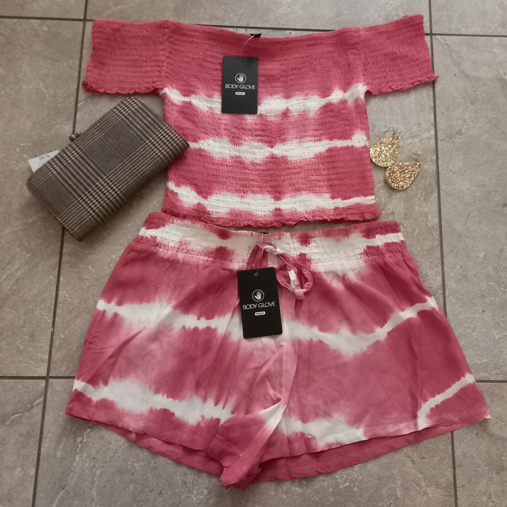 Blouse and short pants with wallet and earrings